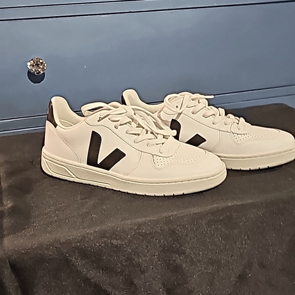 VEJA WOMENS SIZE 9 SNEAKERS